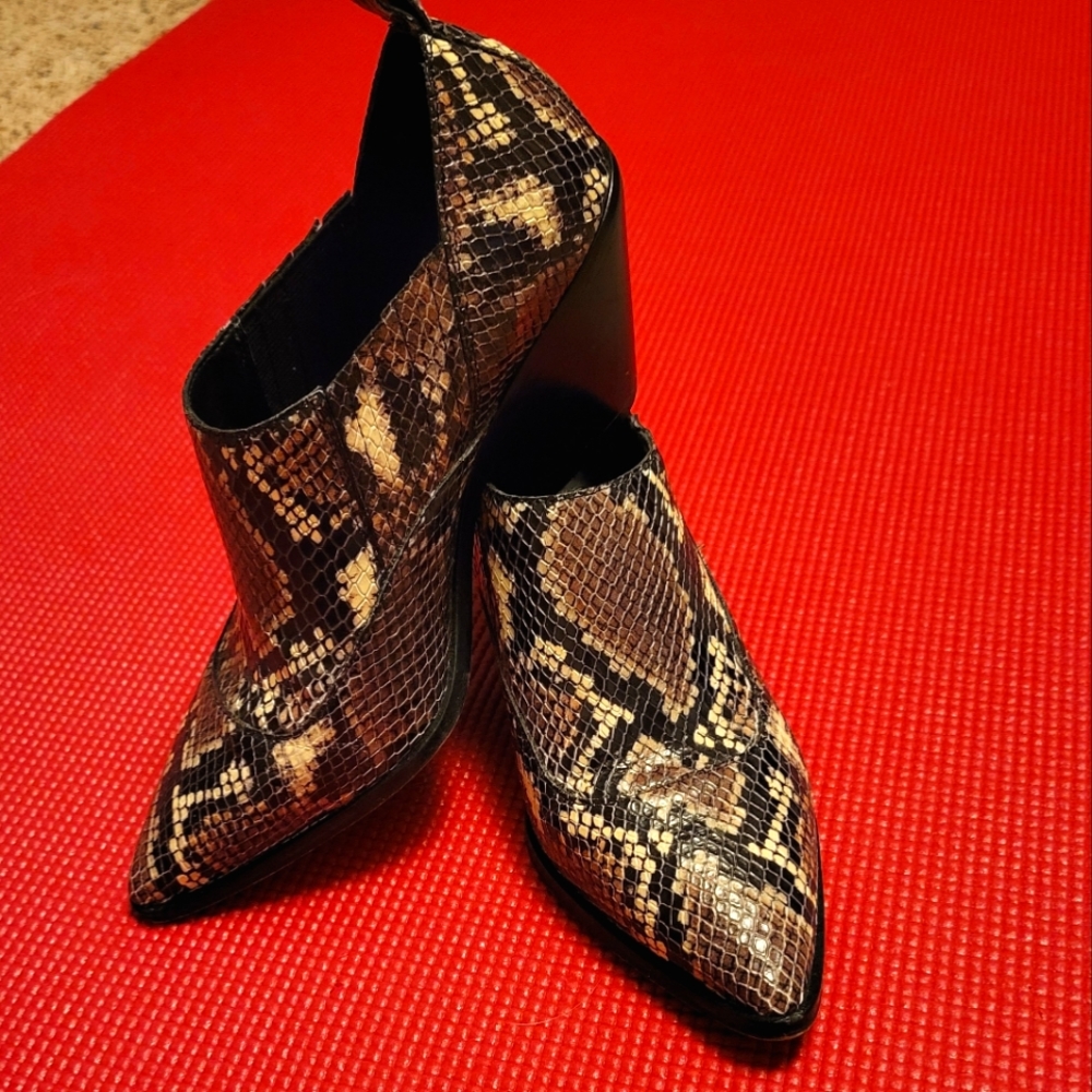 Vince Camuto 6.5 Python Design Leather - image 1